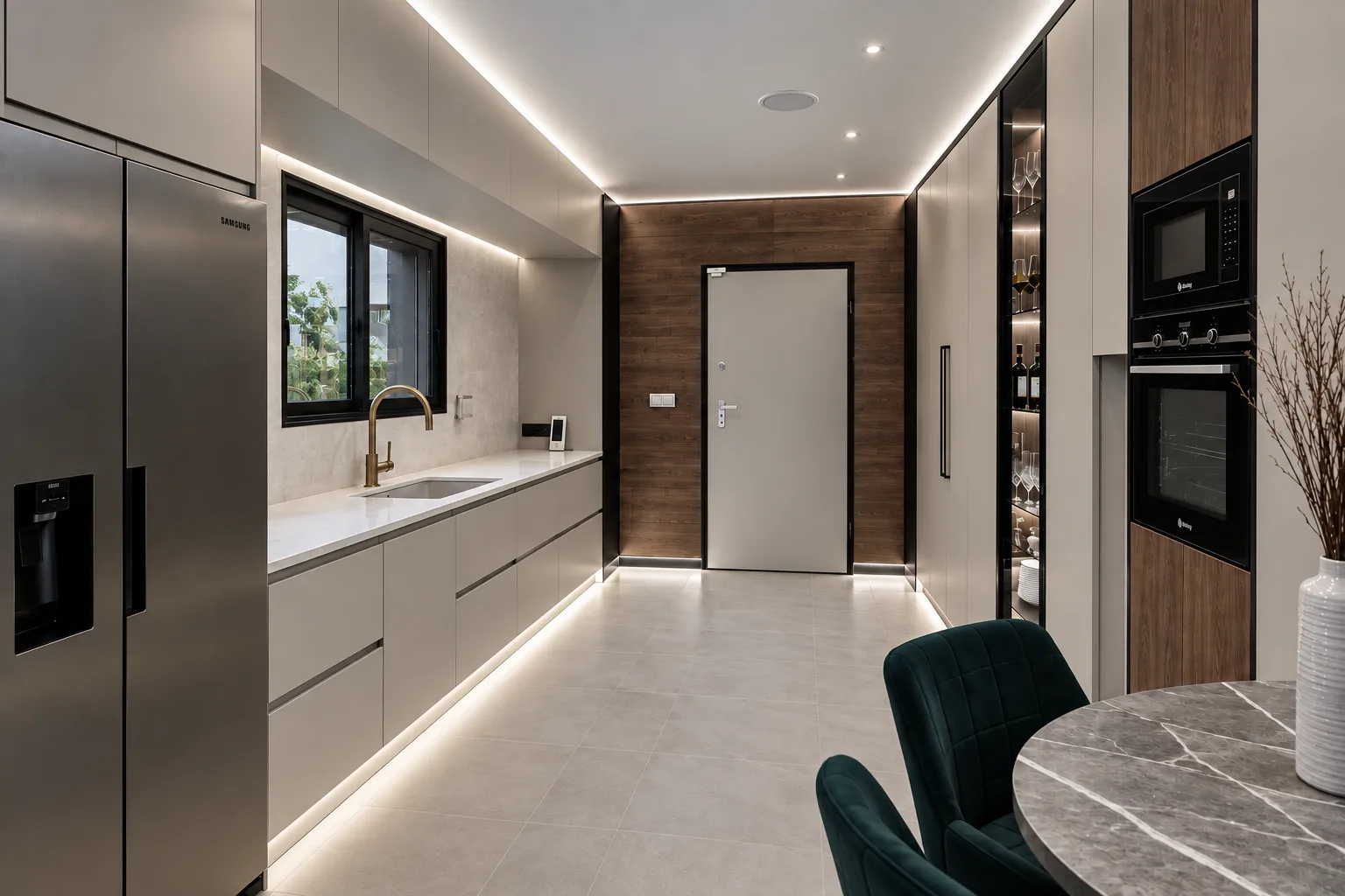 Cocina lineal en Torre del Mar en gris claro y nogal, con iluminación LED perimetral y columna vitrina para copas